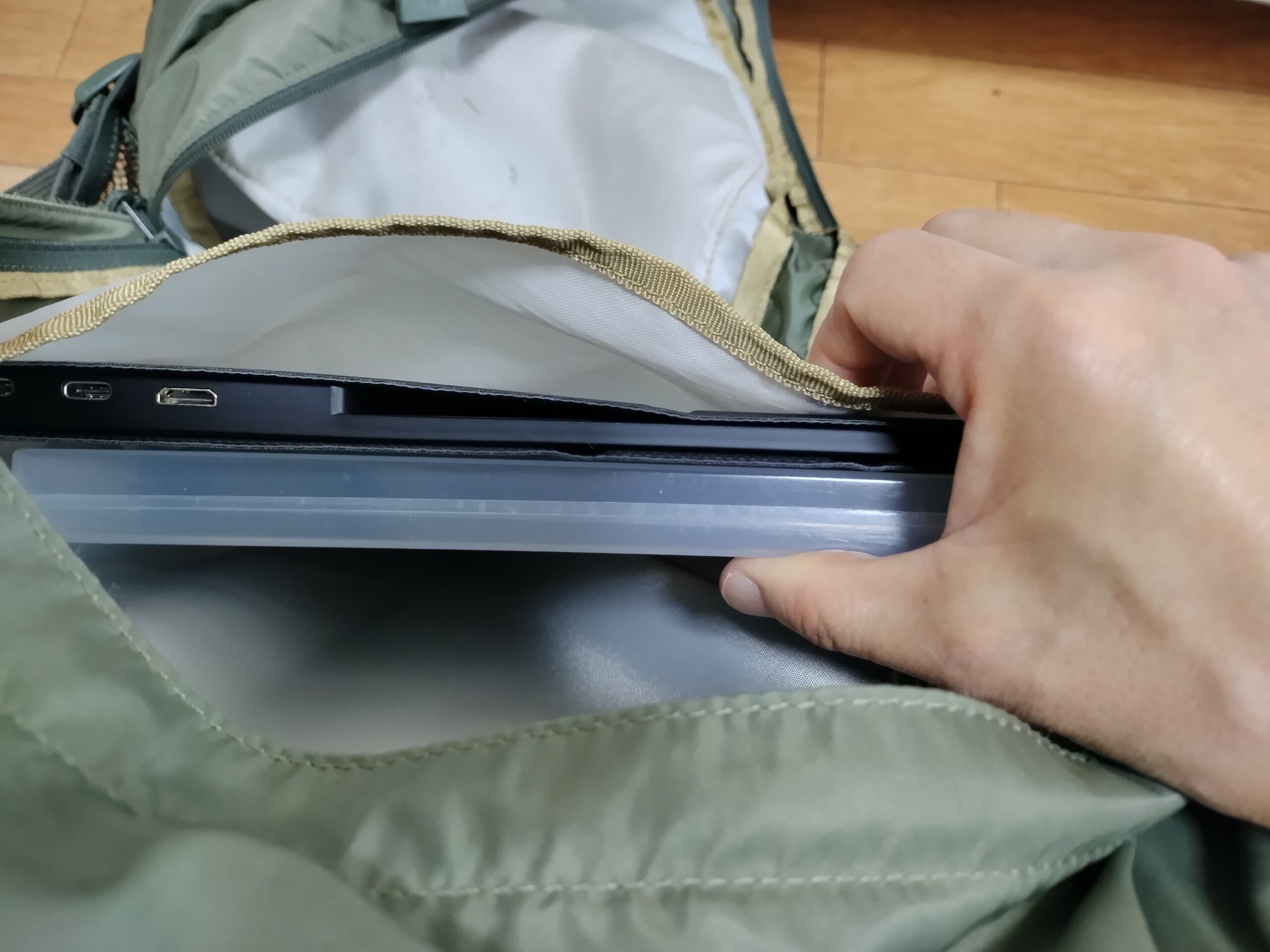 ウォーカー33新モデルのPCポケットにモバイルディスプレイとクリアケースを重ねて入れている写真