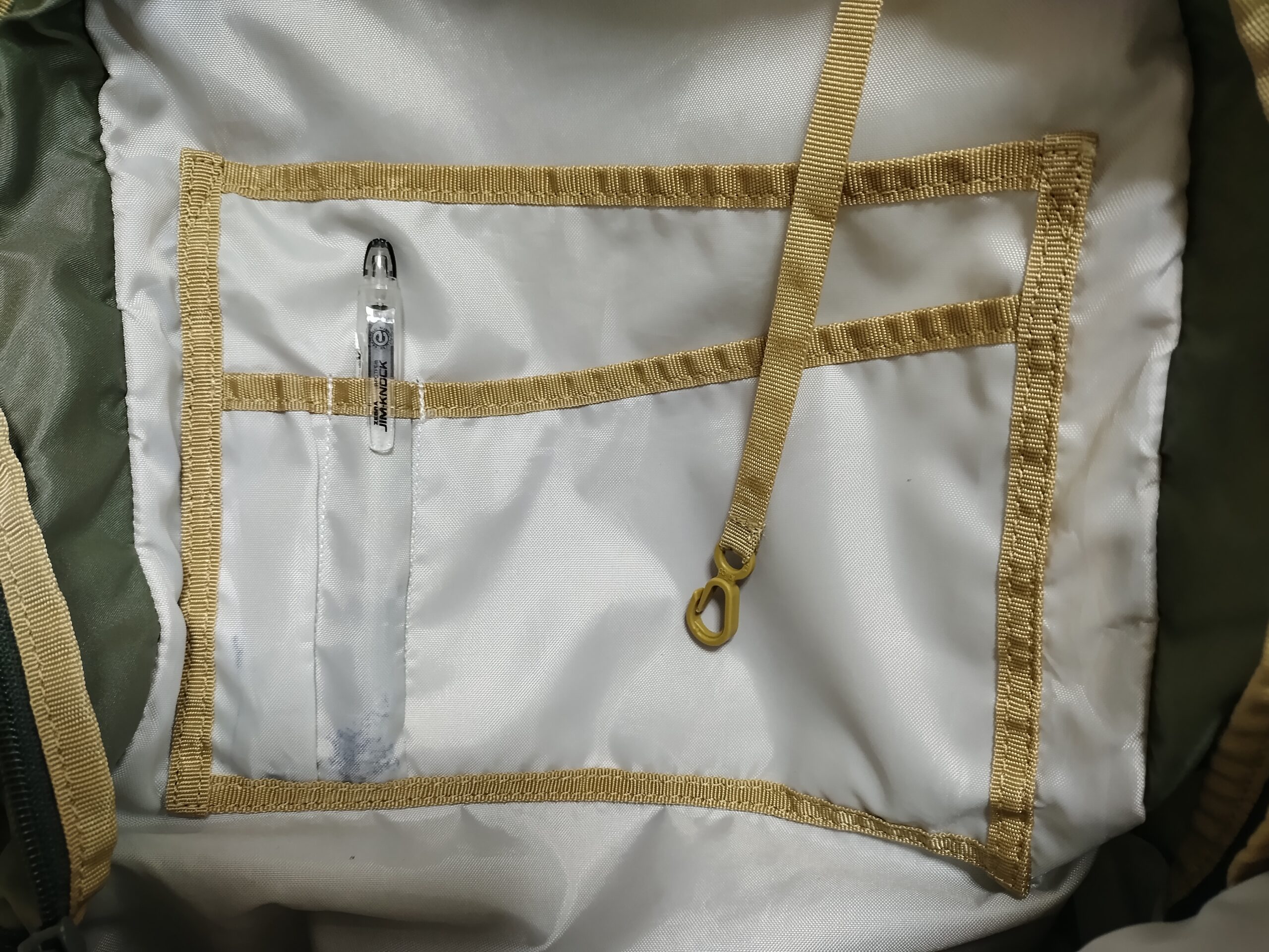 ウォーカー33内部ポケットの収納2つにファスナーが付いていないことを示す写真