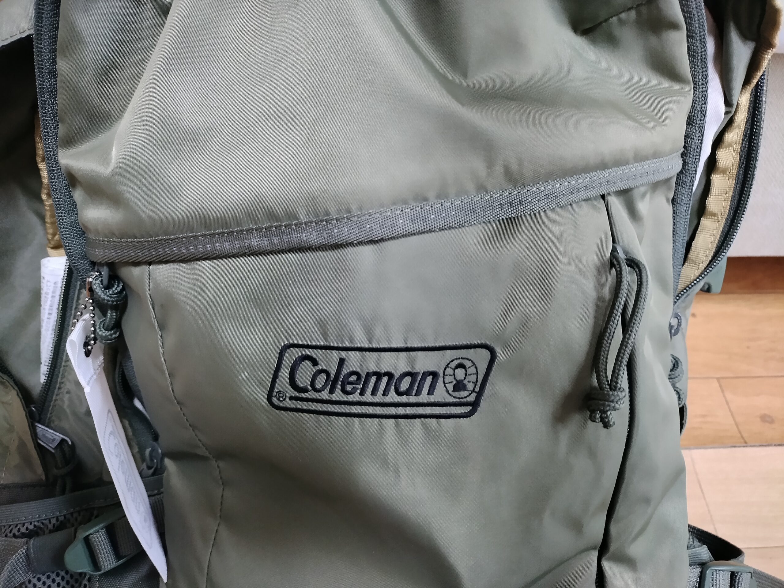 ウォーカー33新モデルのフロントジッパーが斜めであることを示す写真