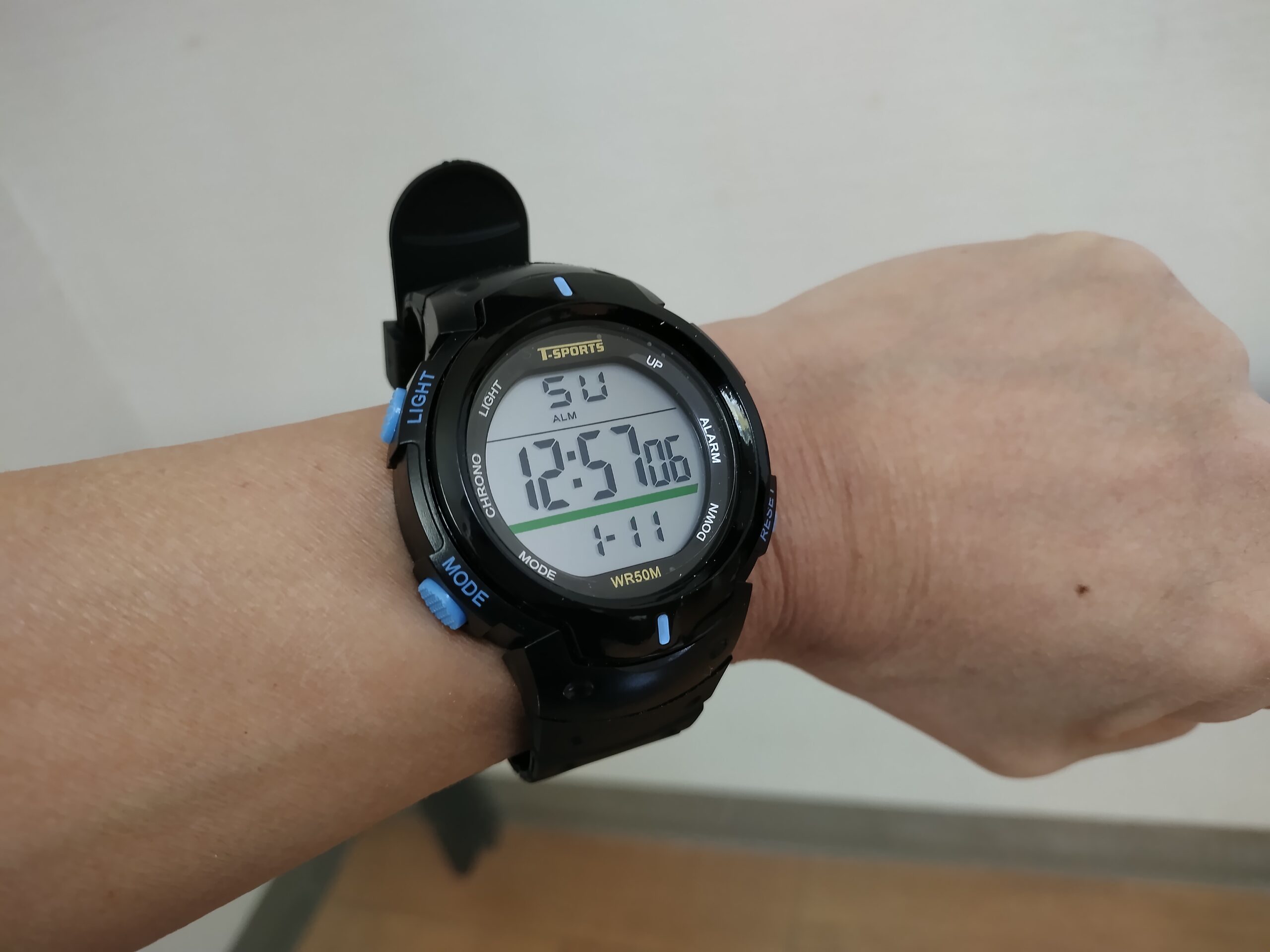 クレファー（CREPHA）のデジタル腕時計（TS-D153-BL）のを腕に装着した時の写真