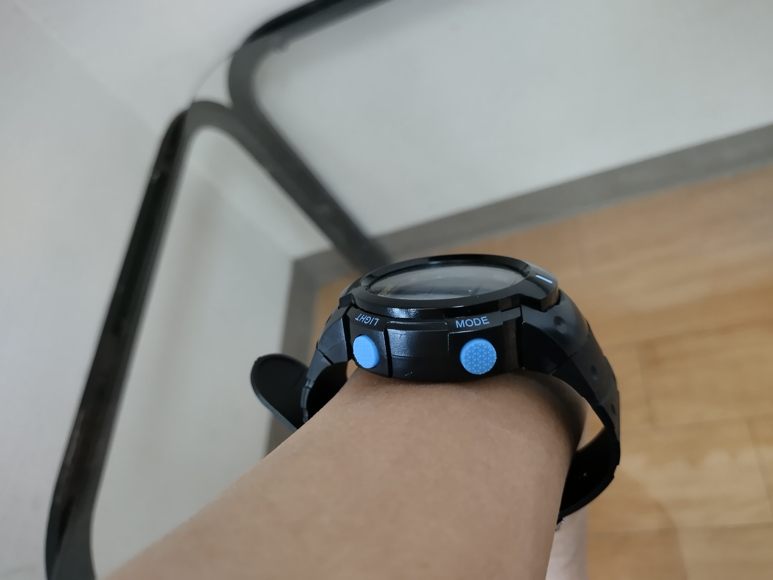 クレファー（CREPHA）のデジタル腕時計（TS-D153-BL）を腕に装着して、横から撮影した写真。厚みが分かる。