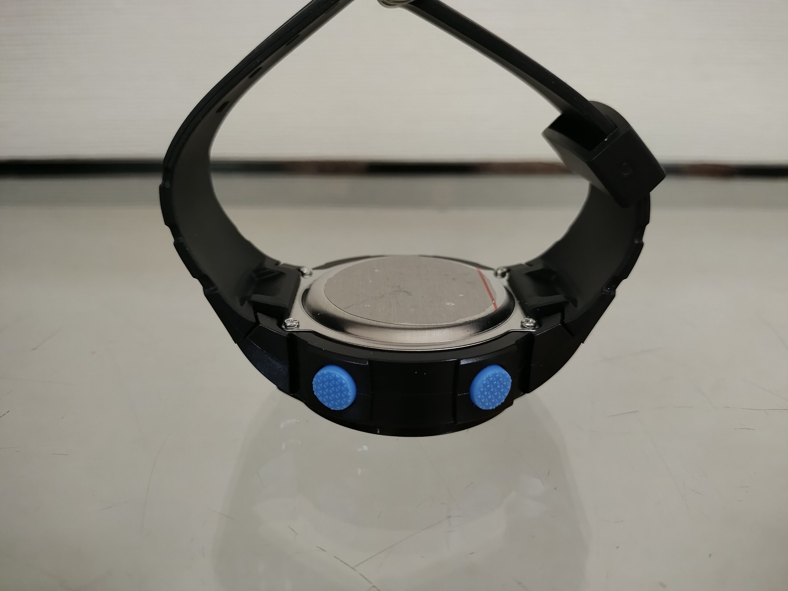 クレファー（CREPHA）のデジタル腕時計（TS-D153-BL）の厚みが分かる写真2