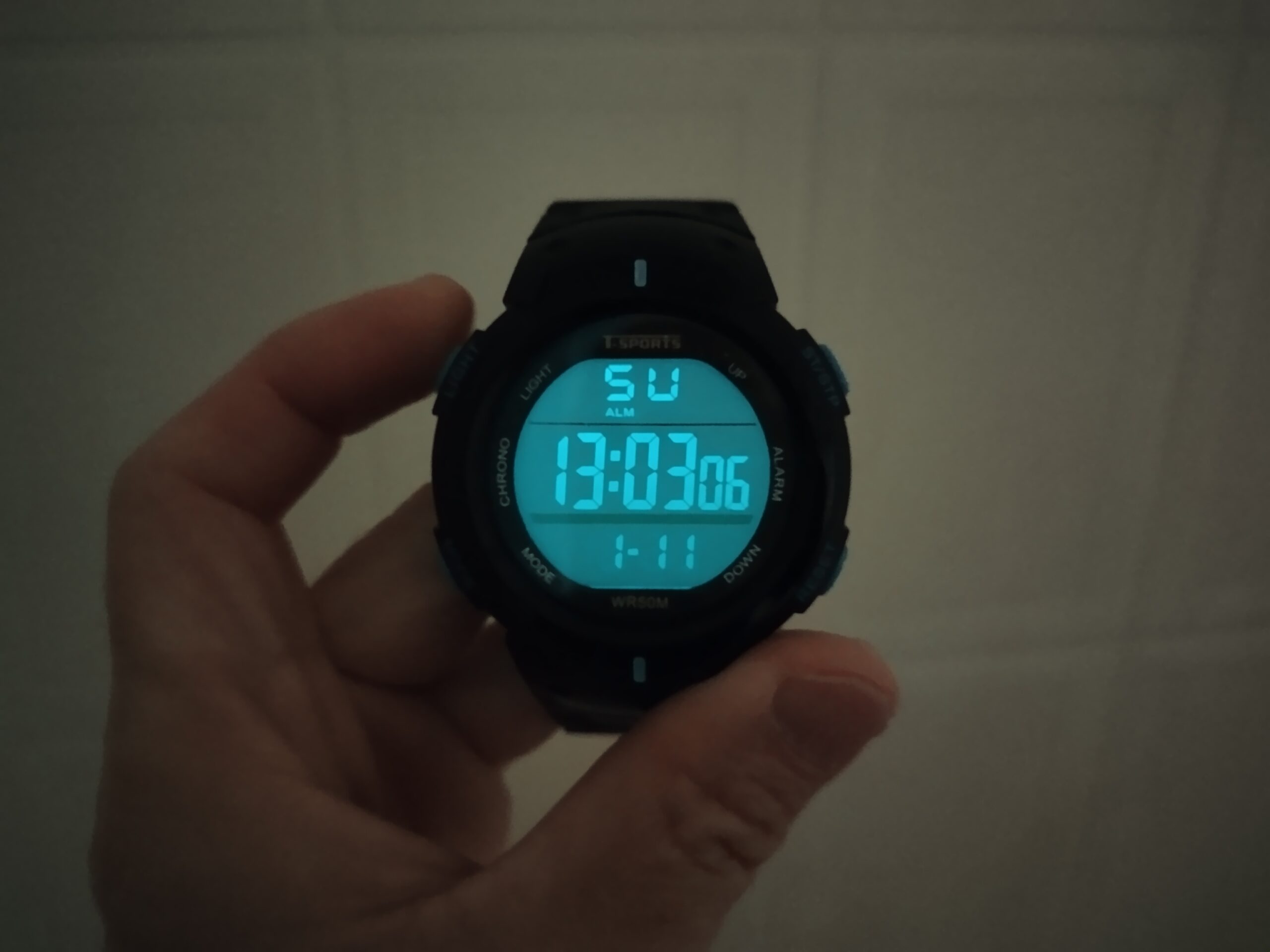 クレファー（CREPHA）のデジタル腕時計（TS-D153-BL）のバックライトを点灯させた時の写真